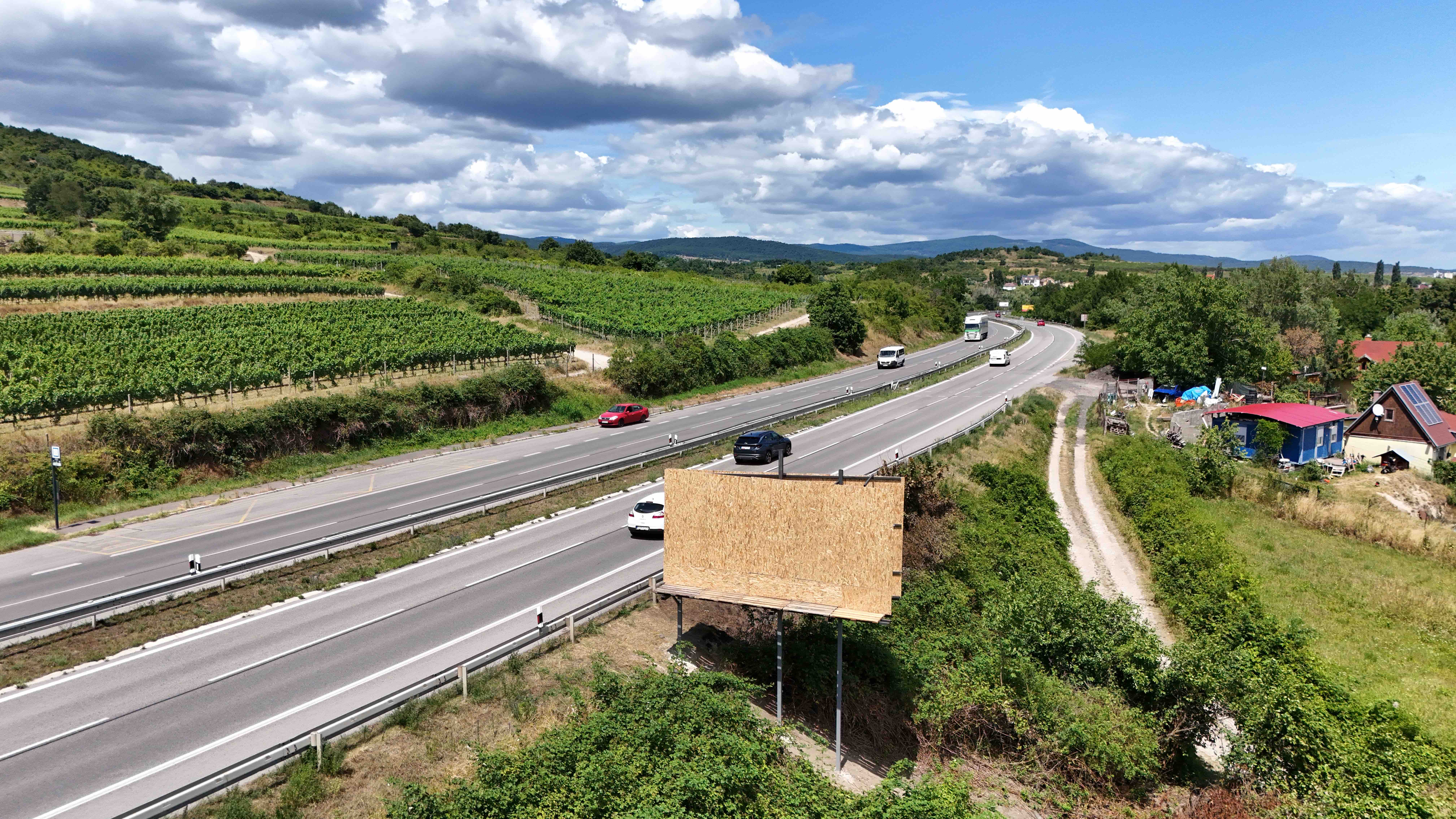 453002 Bigboard, Svätý Jur ()