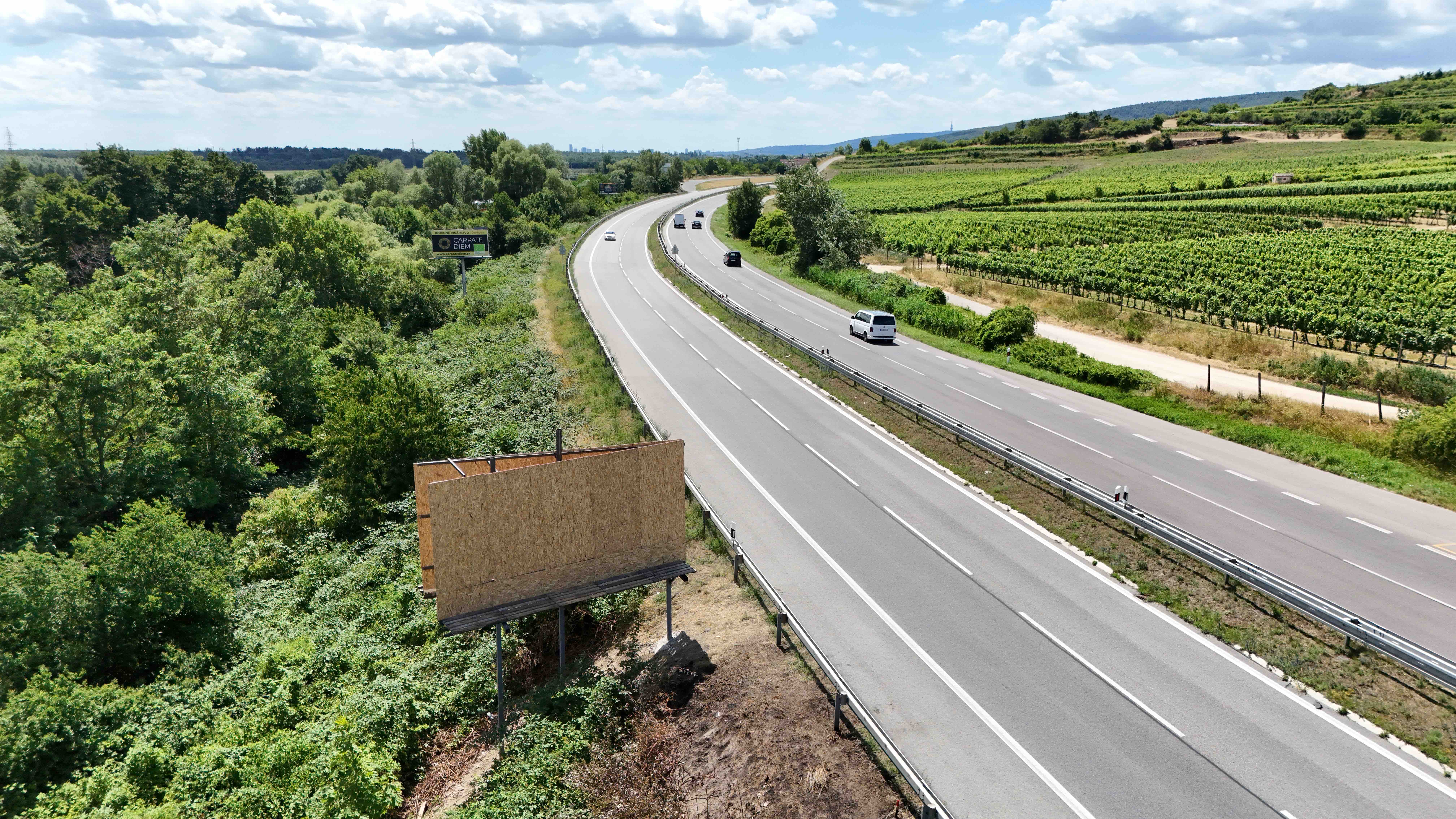 453002 Bigboard, Svätý Jur ()