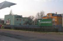 Card image cap651002 Billboard, Stropkov (Hlavná ul., autobusová stanica, nástupište)